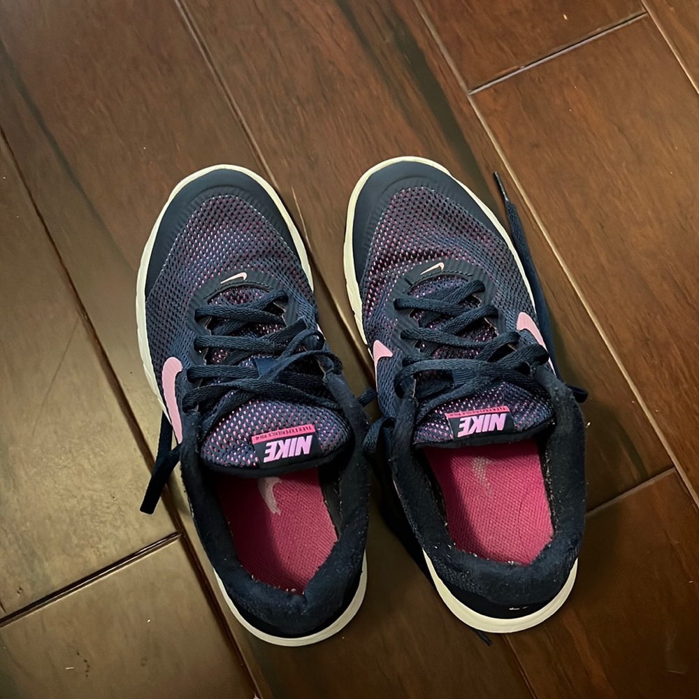 Women Nike shoes (size 7)